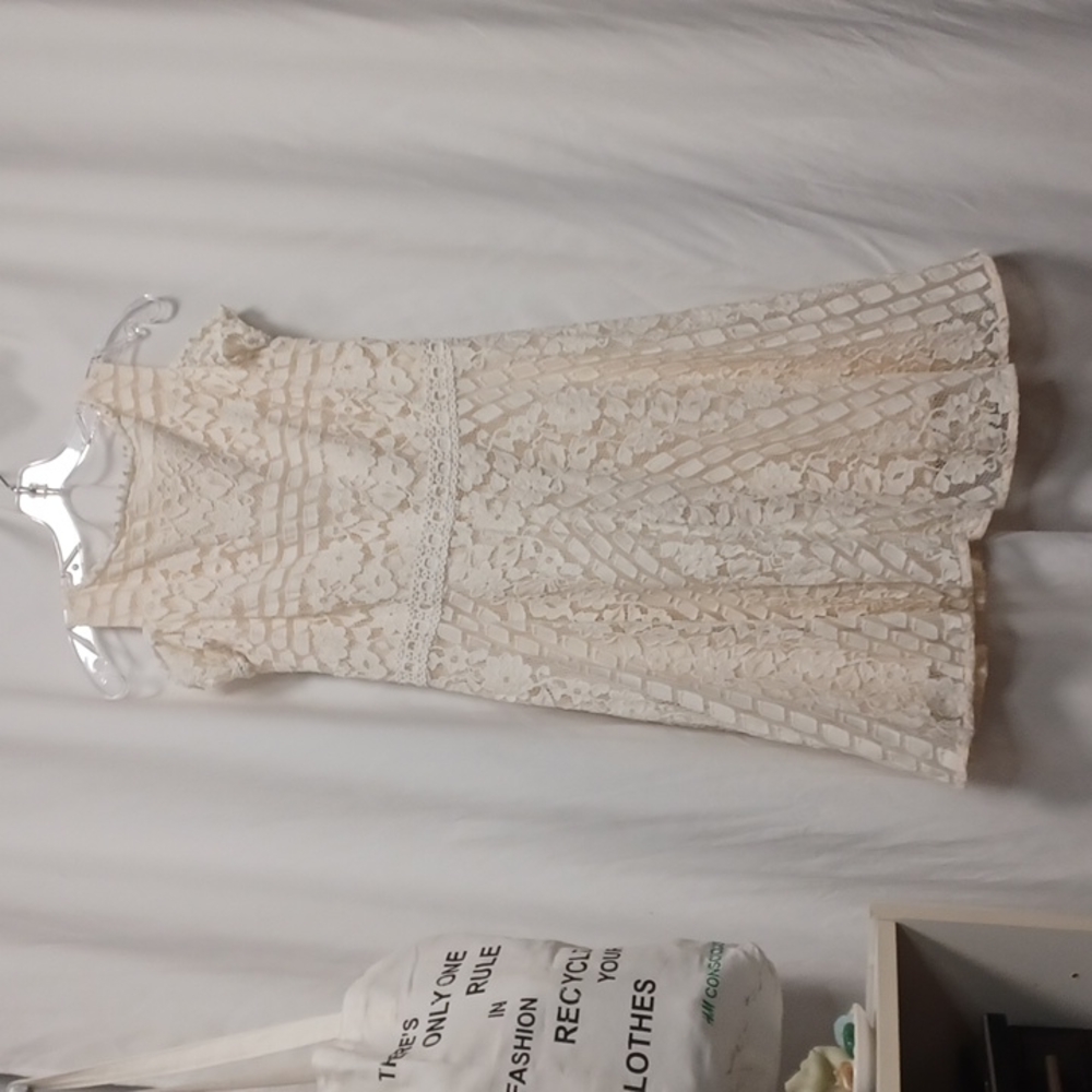 Tahari Cream Lace Overlay Cold Shoulder Dress Size 8 Petite